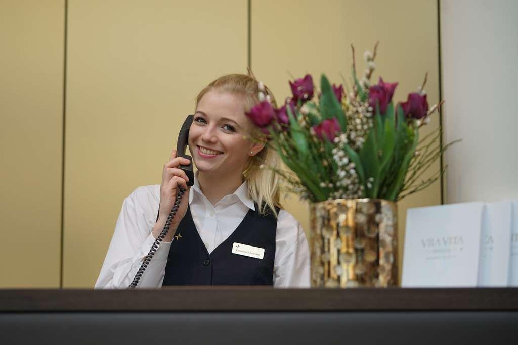 Vila Vita Rosenpark Marburg Интерьер фото A receptionist at the front desk of a hotel
