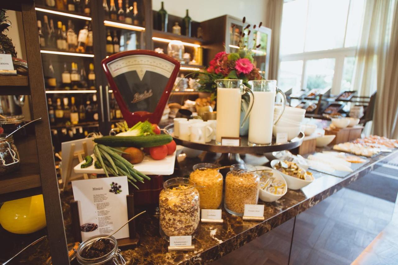 Vila Vita Rosenpark Marburg Экстерьер фото A display of various types of honey at a hotel in London