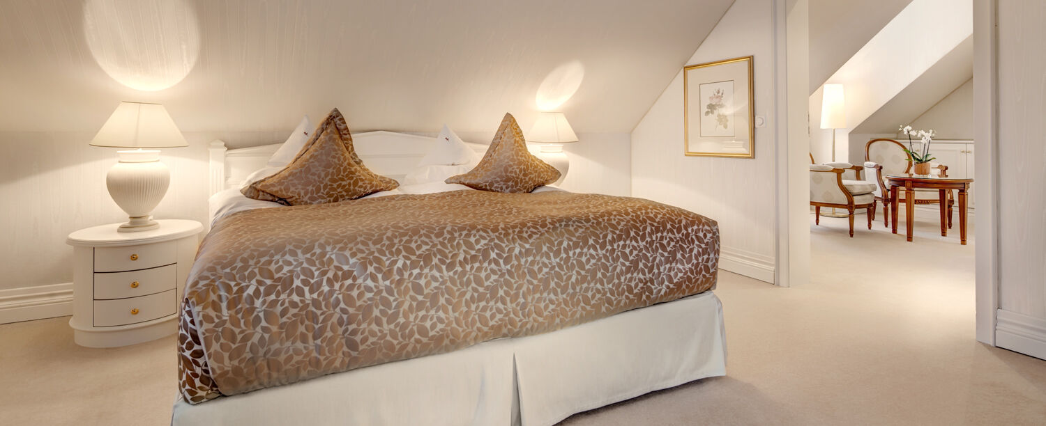 Vila Vita Rosenpark Marburg Экстерьер фото A bed with a bed skirt